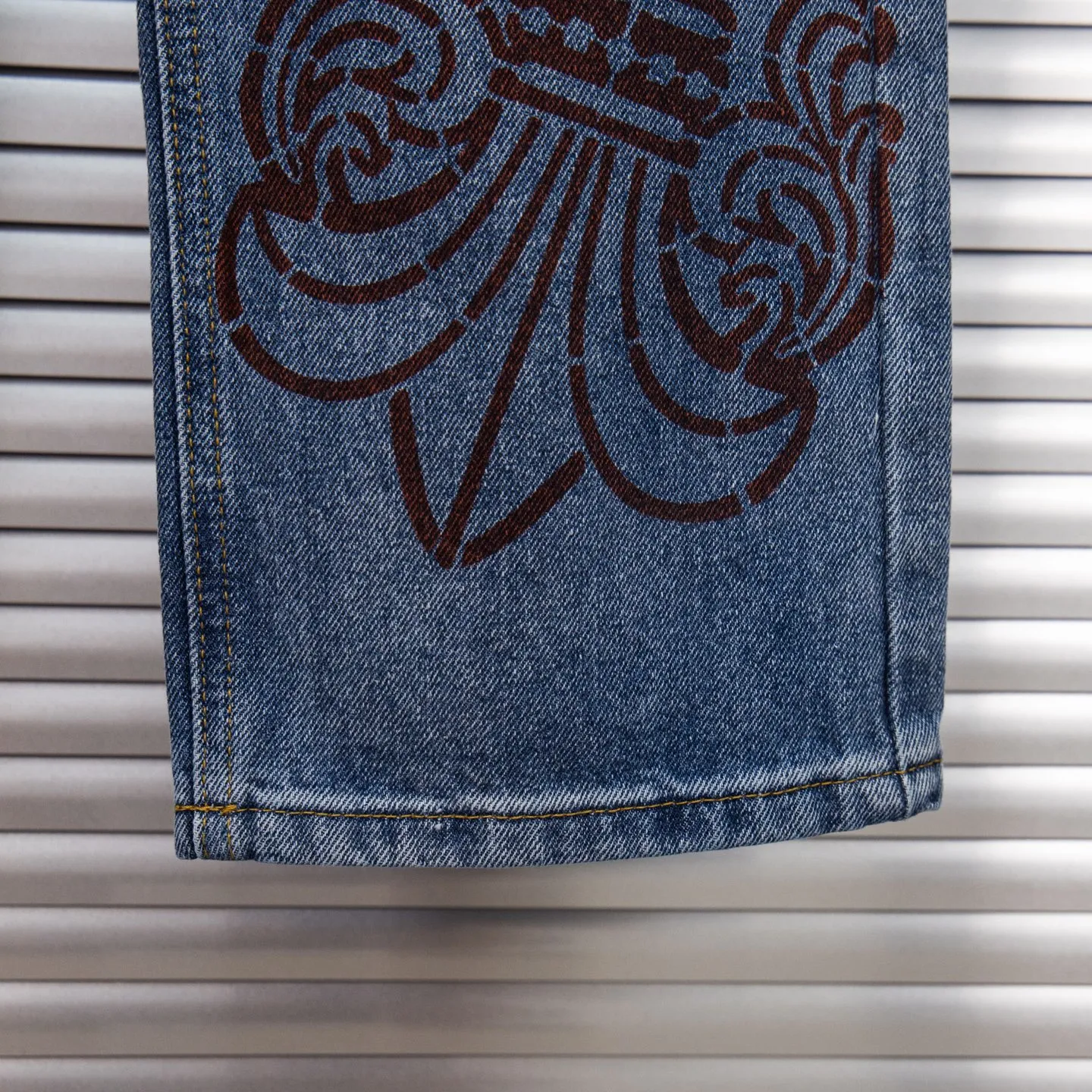 P260 Chrome Hearts washed graffiti blue cross couple jeans are a hot trend this season and are sought after by countless celebrities and fashionistas. The neat details of the cutting process add color to the playful fashion! The neat and meticulous design, and the well-fitting structure is unique. The upper body not only has outstanding recognition, but also looks younger and younger. A style with the ultimate wearing meaning and performance, gorgeous color matching, and the craftsmanship of this style is also extremely extraordinary. After the finished product is washed, it is disassembled and hand-made with sheepskin cross leather and then spliced ​​together to complete. The whole piece has too many craftsmanship to describe. It is decorated with patchwork cross flowers and high-waisted washed jeans! ! Absolutely high-end luxury product, a god-level single product, a super popular product, made by top heavy industry, a magic weapon that cannot be missed to hit the streets. Style number: 1834# Size: 28 30 32 34 Color: blue